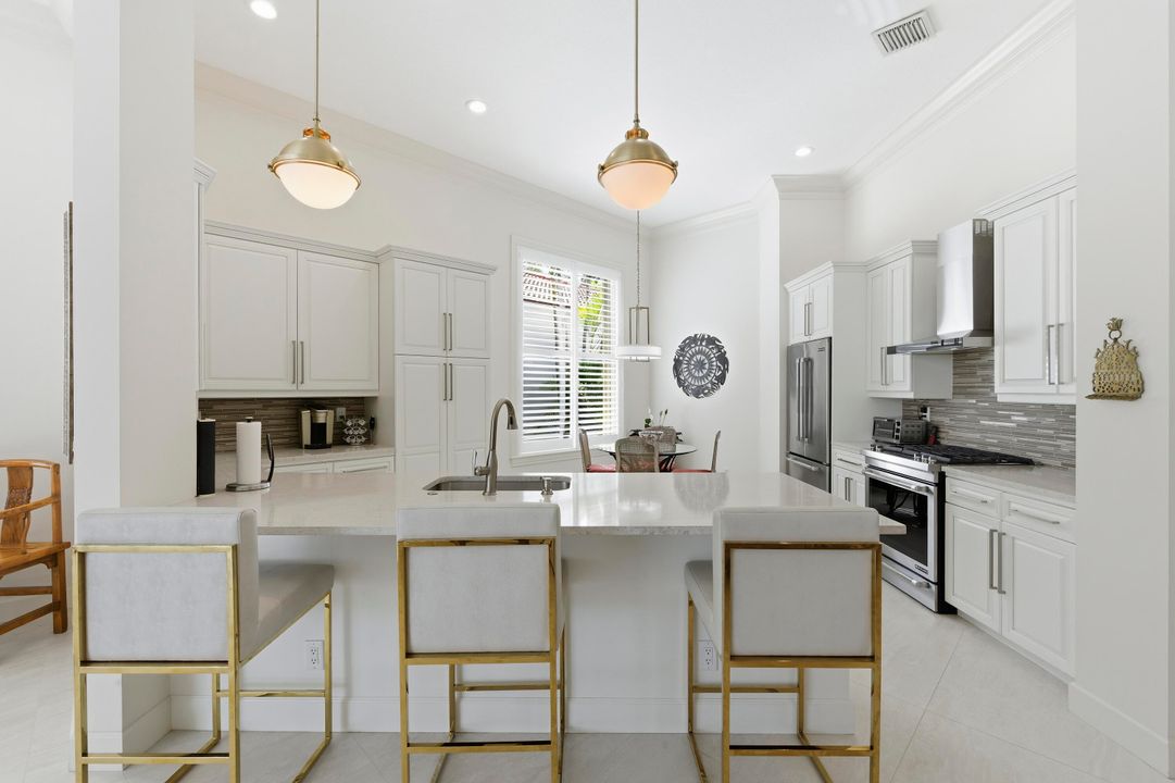 Под контрактом: $1,899,999 (3 спален, 3 ванн, 2947 Квадратных фут)