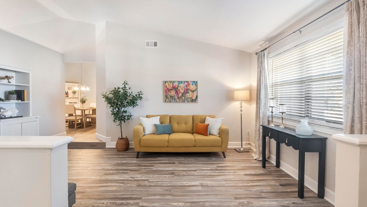 Под контрактом: $575,000 (3 спален, 2 ванн, 1860 Квадратных фут)