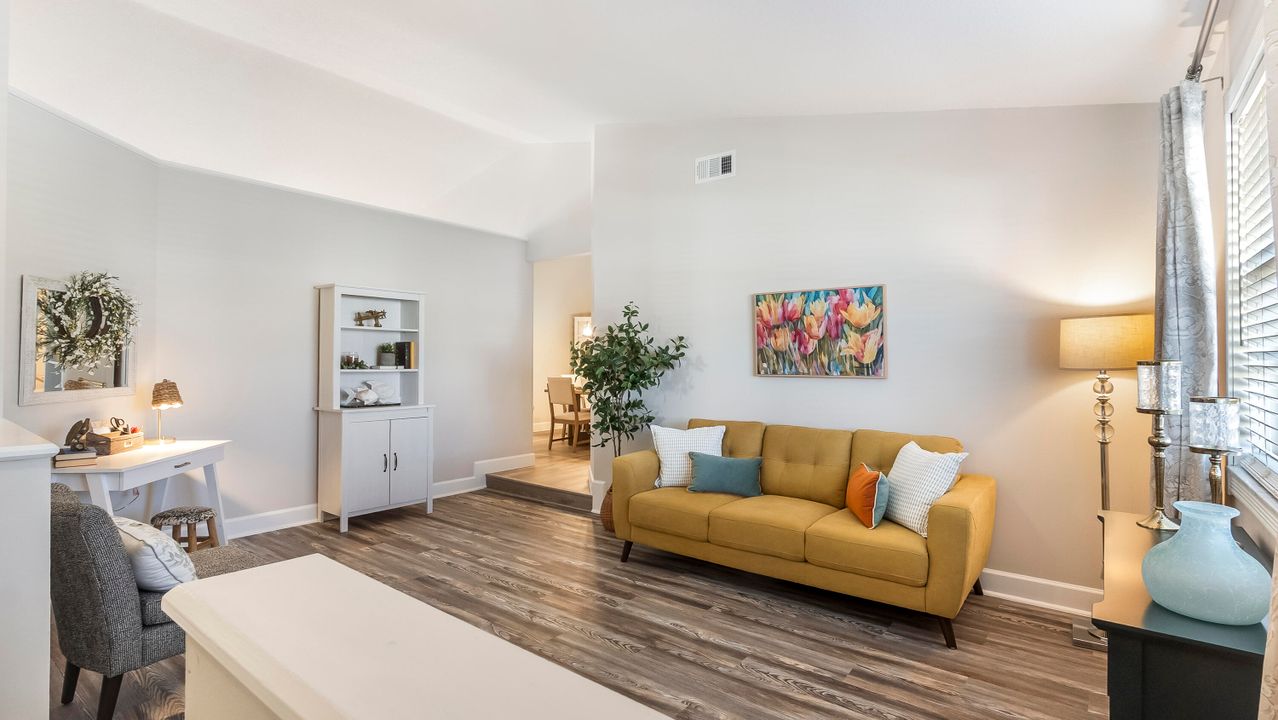 Под контрактом: $575,000 (3 спален, 2 ванн, 1860 Квадратных фут)