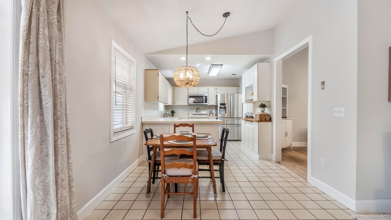 Под контрактом: $575,000 (3 спален, 2 ванн, 1860 Квадратных фут)