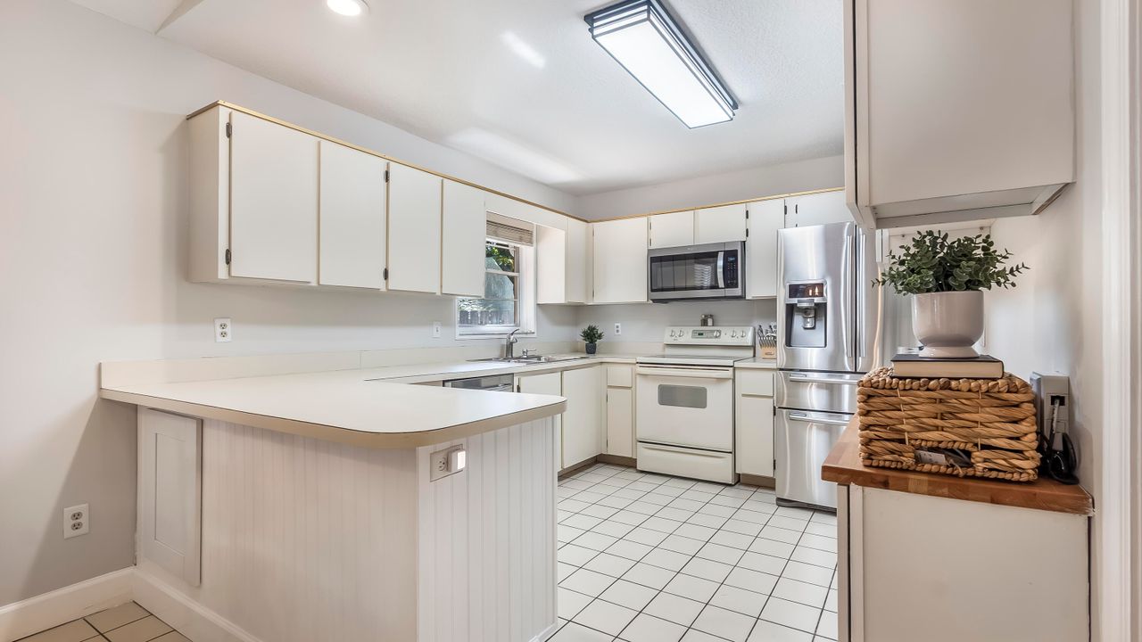 Под контрактом: $575,000 (3 спален, 2 ванн, 1860 Квадратных фут)