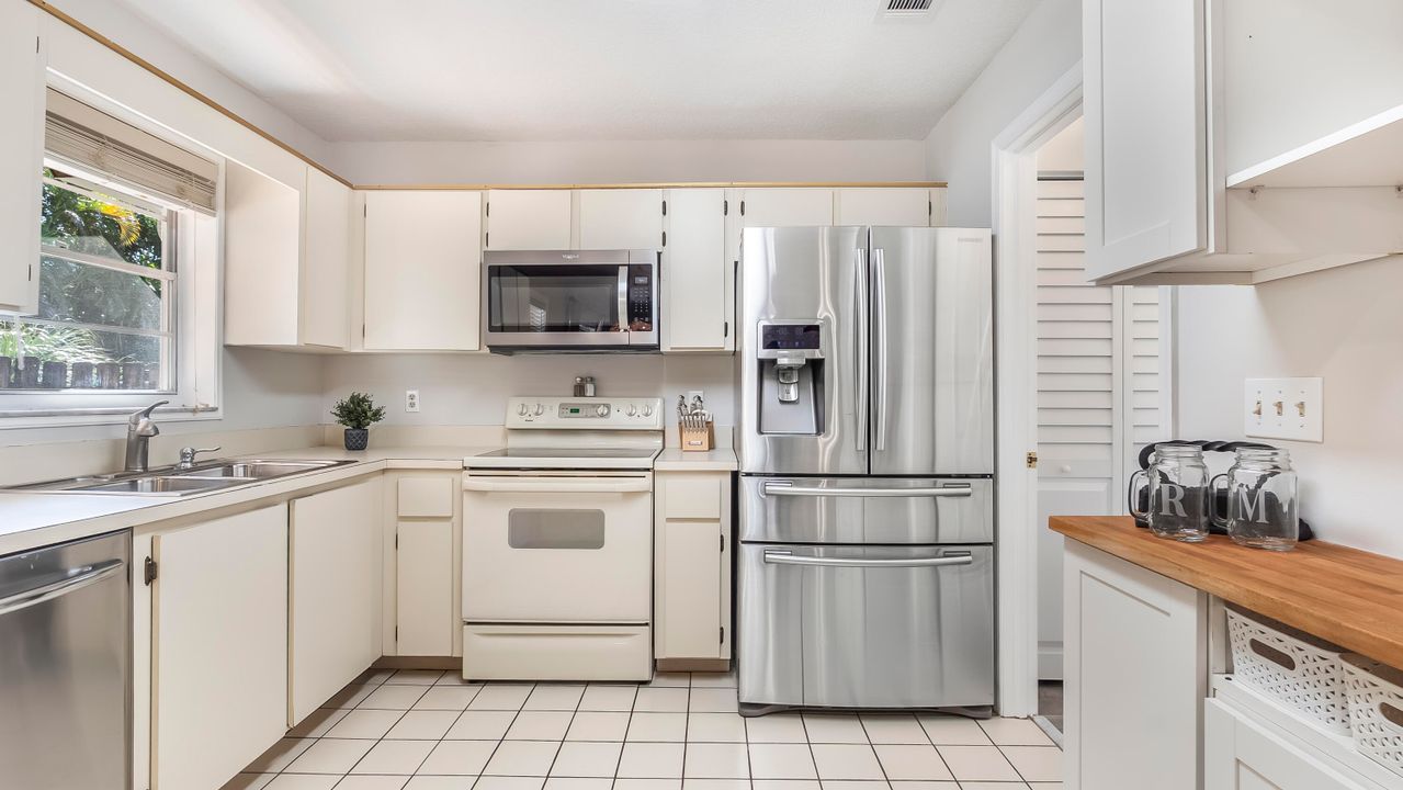 Под контрактом: $575,000 (3 спален, 2 ванн, 1860 Квадратных фут)