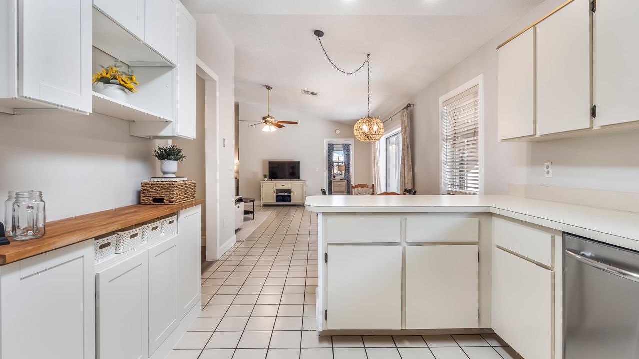 Под контрактом: $575,000 (3 спален, 2 ванн, 1860 Квадратных фут)