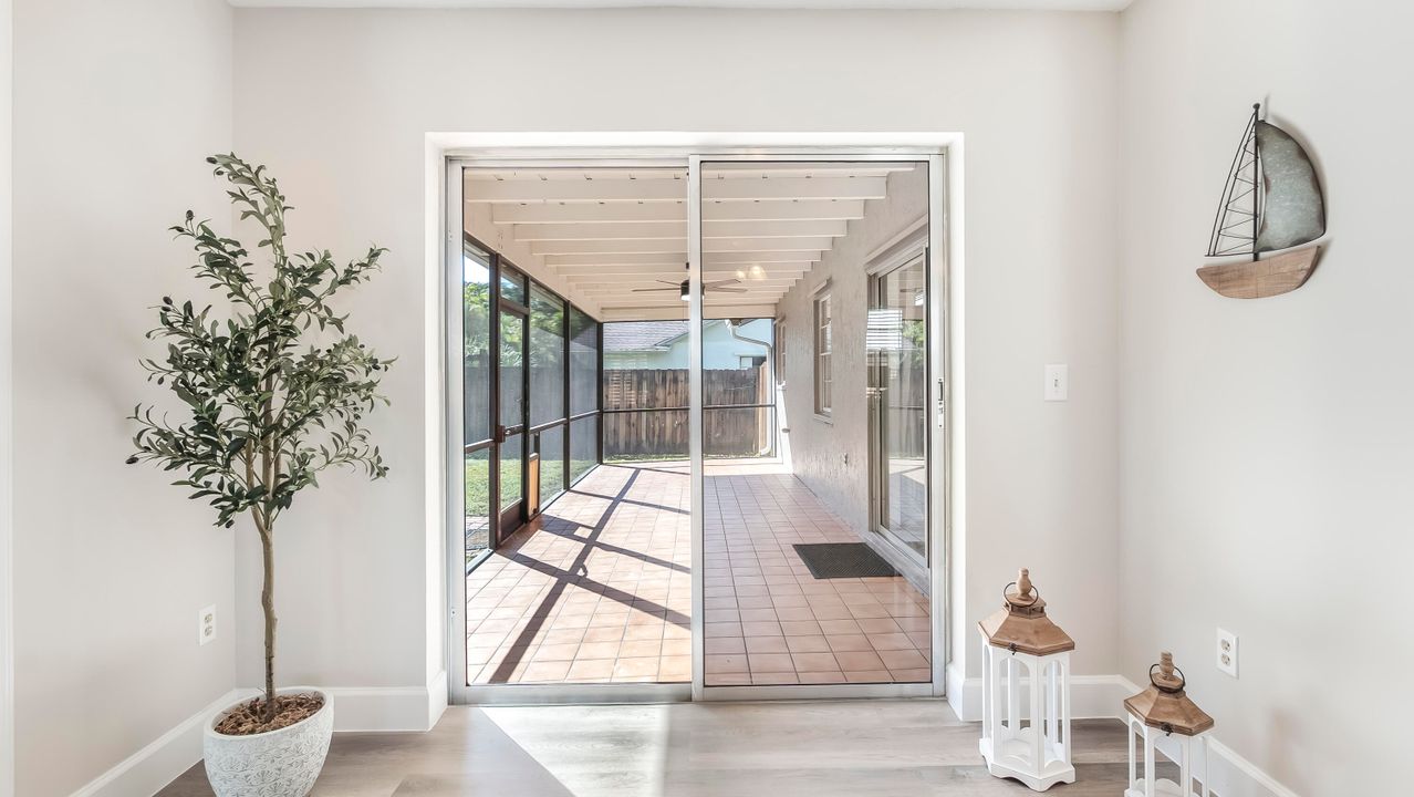 Под контрактом: $575,000 (3 спален, 2 ванн, 1860 Квадратных фут)