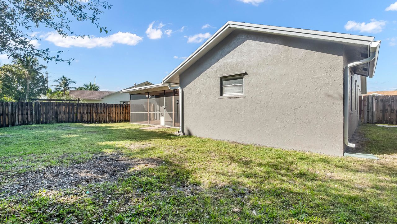 Под контрактом: $575,000 (3 спален, 2 ванн, 1860 Квадратных фут)