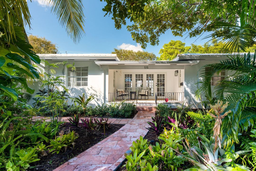 Activo con contrato: $895,000 (4 camas, 3 baños, 1906 Pies cuadrados)