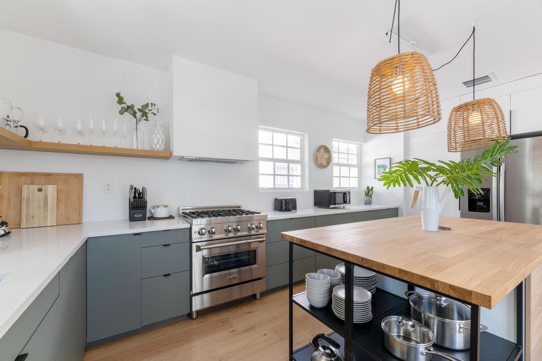 Activo con contrato: $895,000 (4 camas, 3 baños, 1906 Pies cuadrados)