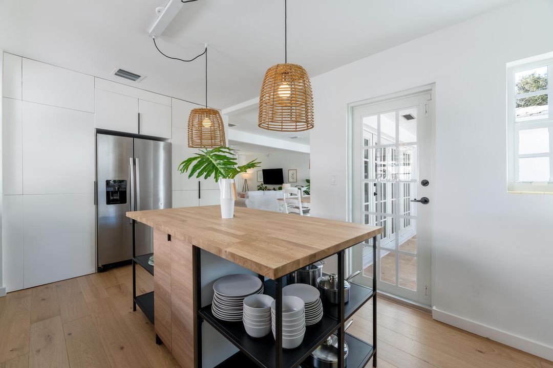 Activo con contrato: $895,000 (4 camas, 3 baños, 1906 Pies cuadrados)