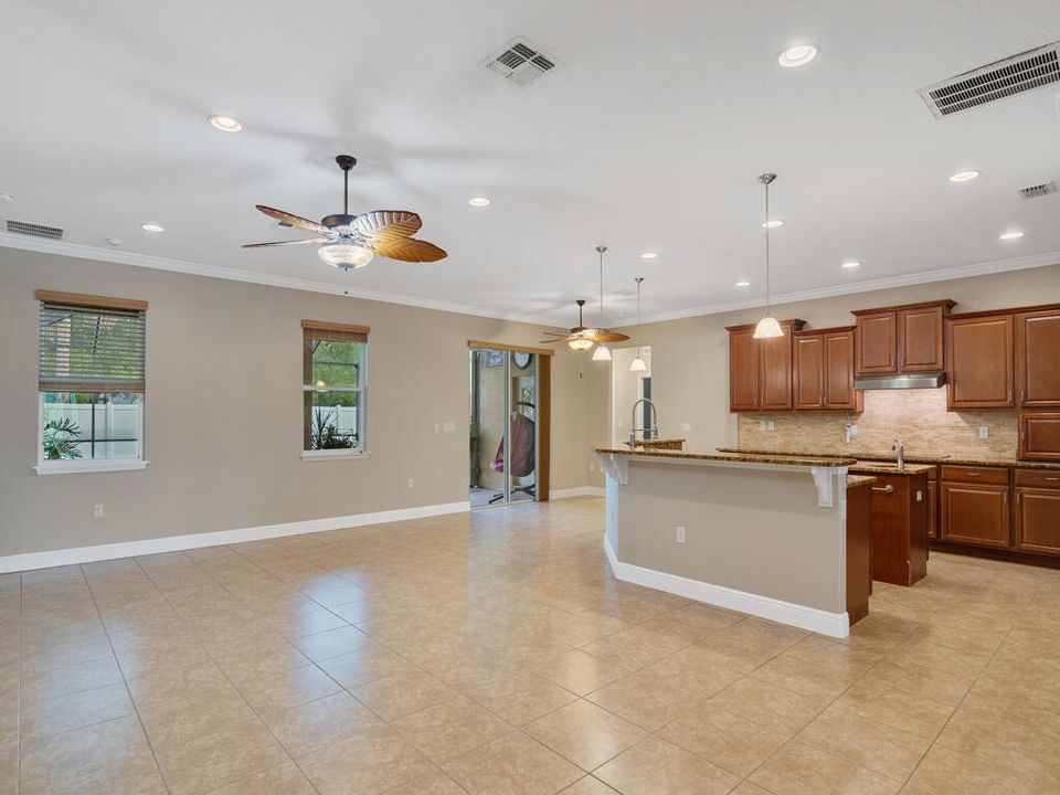 Activo con contrato: $650,000 (4 camas, 3 baños, 2767 Pies cuadrados)