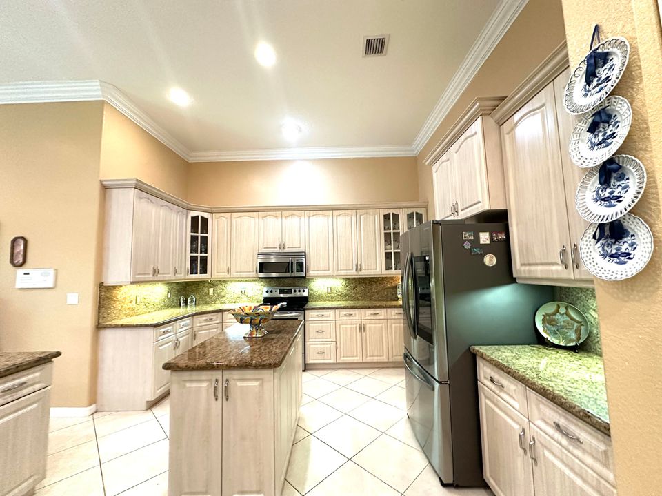 For Sale: $759,000 (4 beds, 3 baths, 2726 Square Feet)