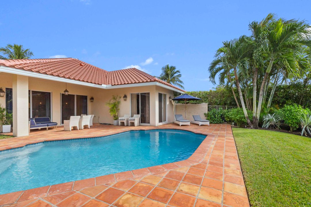 Под контрактом: $20,000 (3 спален, 3 ванн, 1974 Квадратных фут)