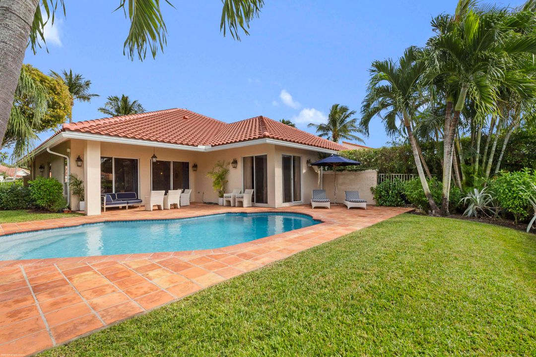 Под контрактом: $20,000 (3 спален, 3 ванн, 1974 Квадратных фут)