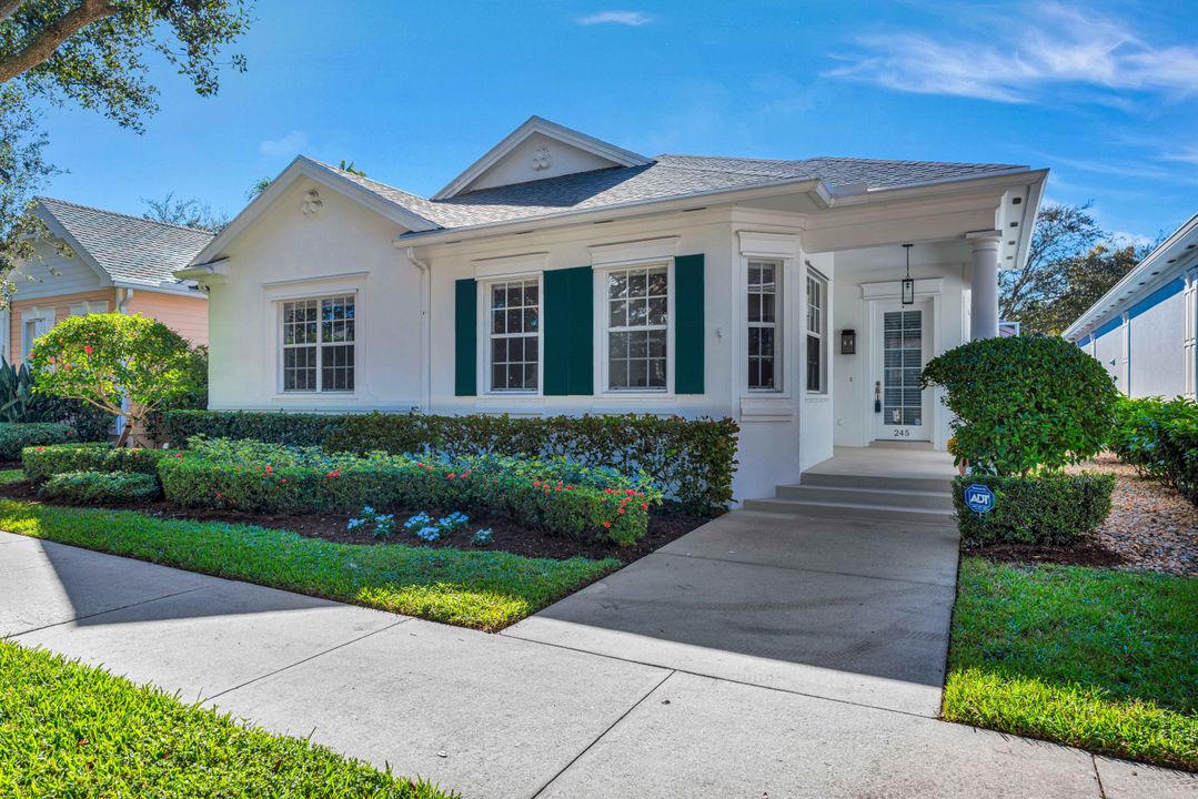 Под контрактом: $915,000 (3 спален, 2 ванн, 1741 Квадратных фут)