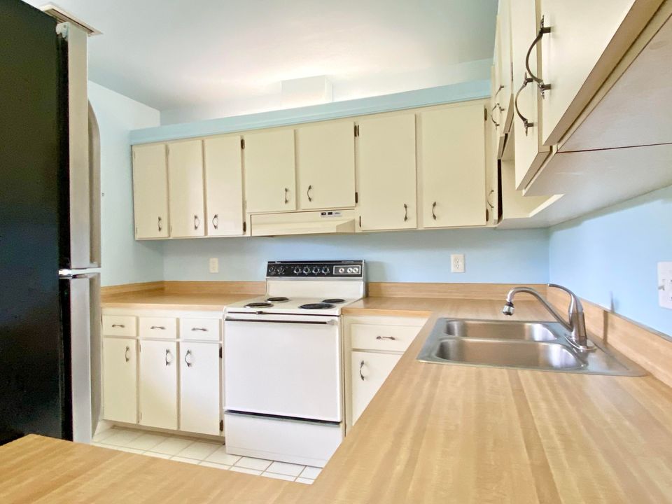 Под контрактом: $115,000 (1 спален, 1 ванн, 854 Квадратных фут)