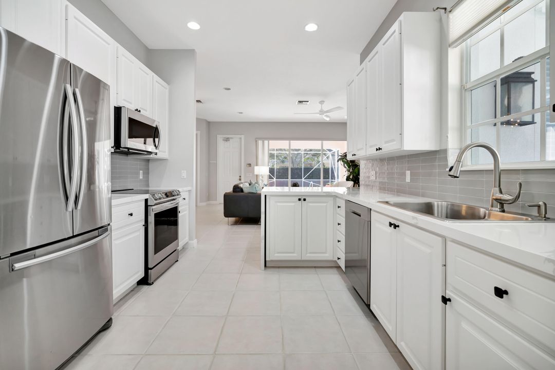 Под контрактом: $915,000 (3 спален, 2 ванн, 1741 Квадратных фут)