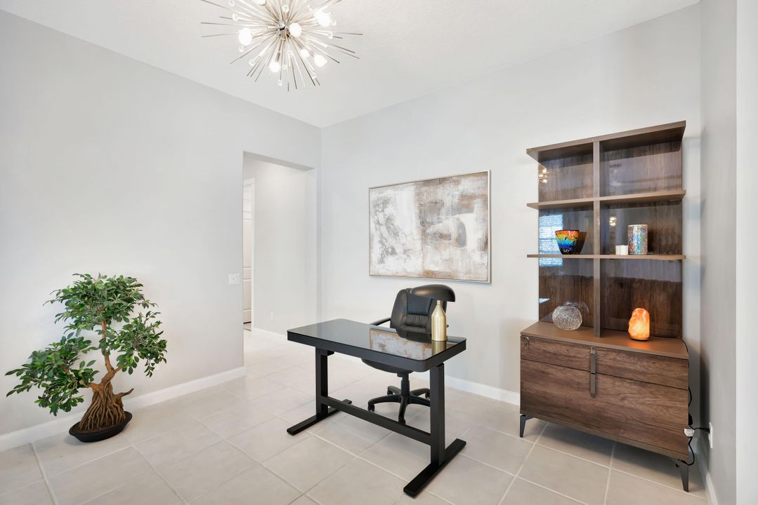 Под контрактом: $915,000 (3 спален, 2 ванн, 1741 Квадратных фут)