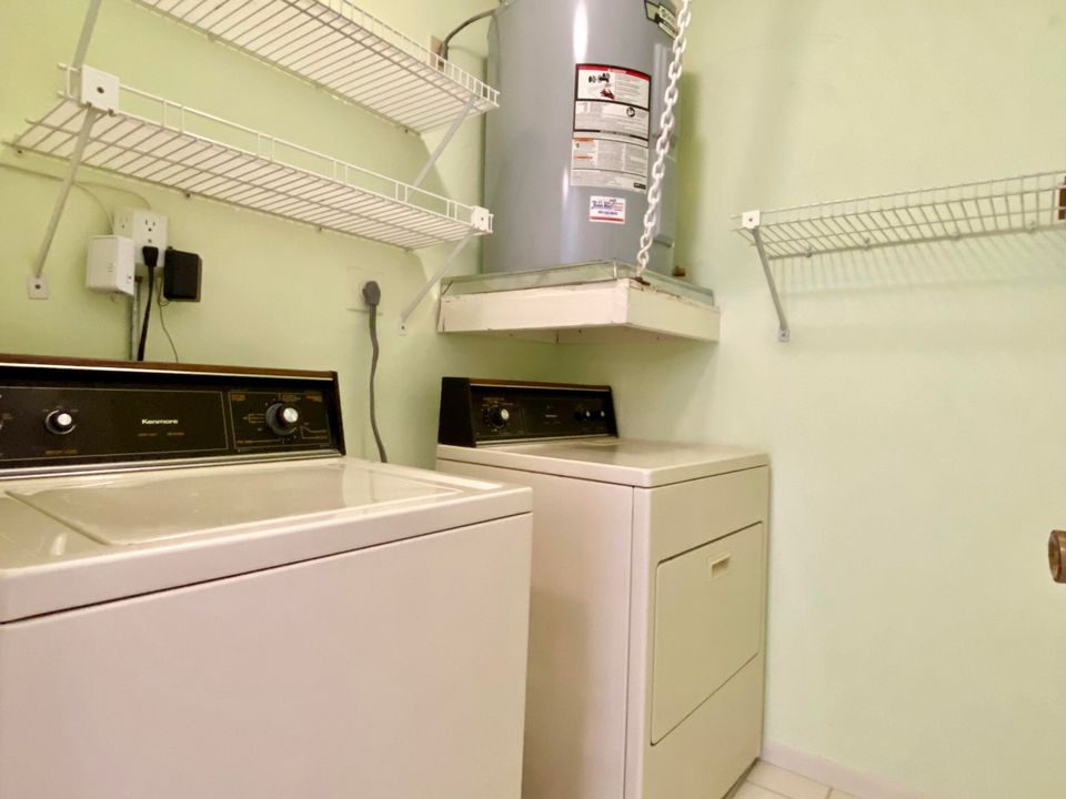 Под контрактом: $115,000 (1 спален, 1 ванн, 854 Квадратных фут)