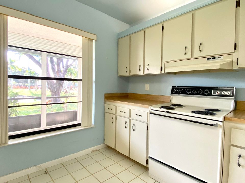 Под контрактом: $115,000 (1 спален, 1 ванн, 854 Квадратных фут)