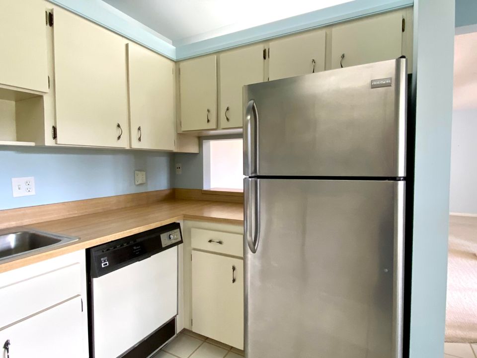 Под контрактом: $115,000 (1 спален, 1 ванн, 854 Квадратных фут)