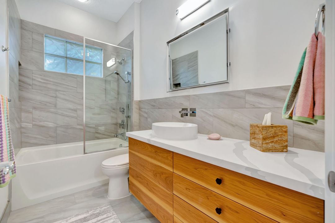 Под контрактом: $915,000 (3 спален, 2 ванн, 1741 Квадратных фут)