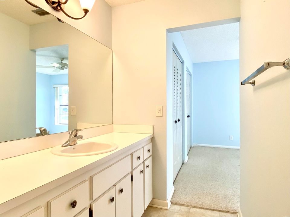 Под контрактом: $115,000 (1 спален, 1 ванн, 854 Квадратных фут)