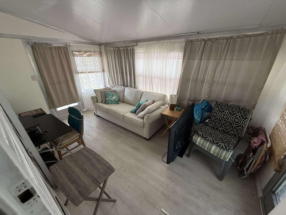 For Rent: $2,850 (1 beds, 1 baths, 396 Square Feet)