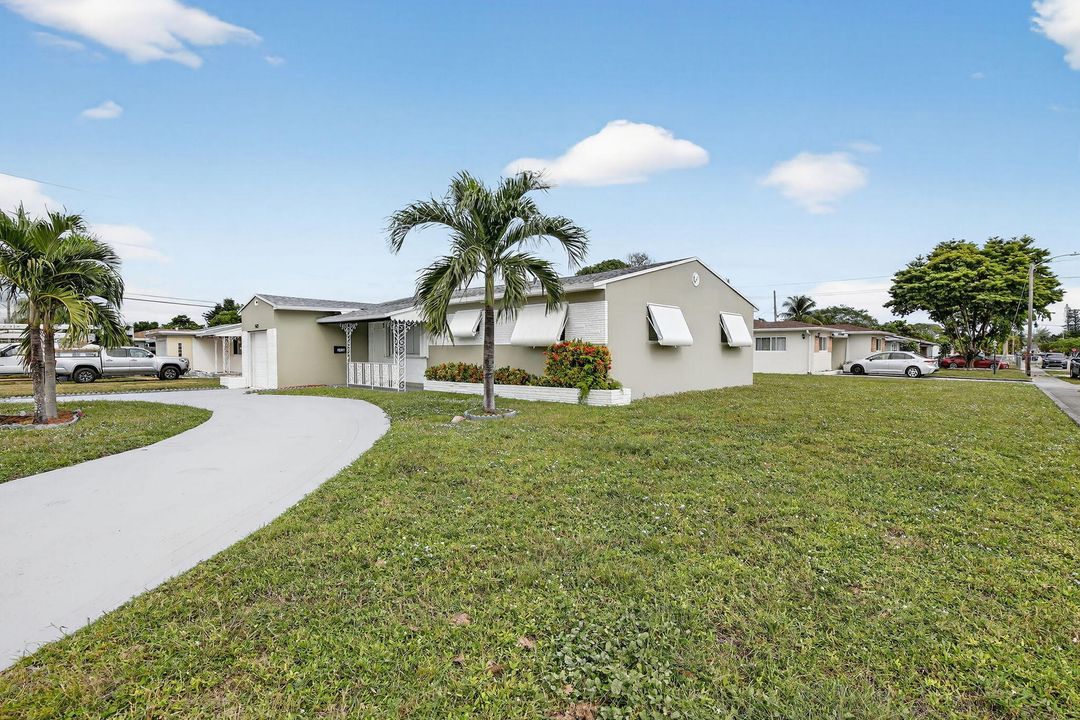 Active With Contract: $474,900 (3 beds, 1 baths, 1313 Square Feet)