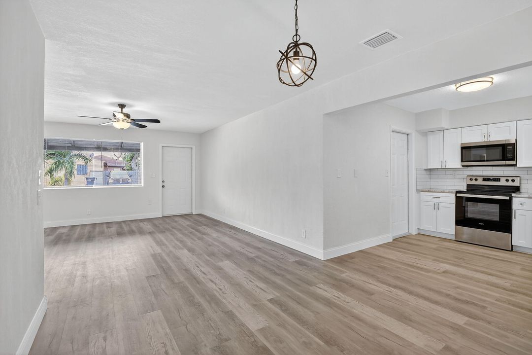 Active With Contract: $474,900 (3 beds, 1 baths, 1313 Square Feet)