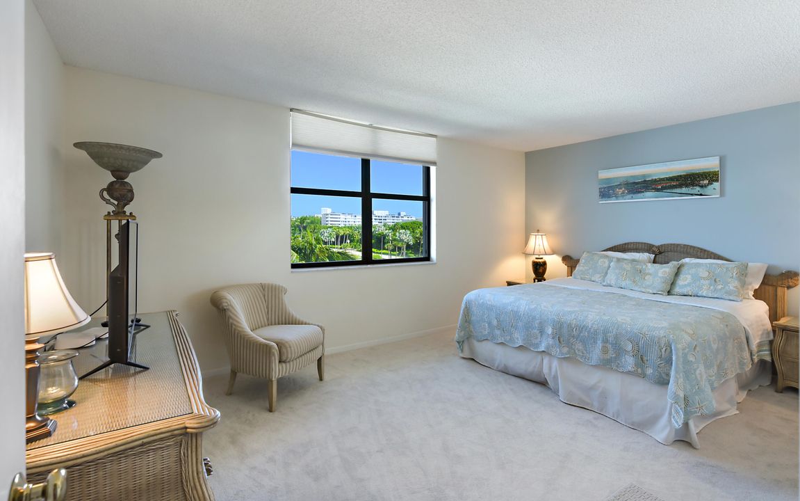 出租: $3,900 (1 贝兹, 1 浴室, 1012 平方英尺)