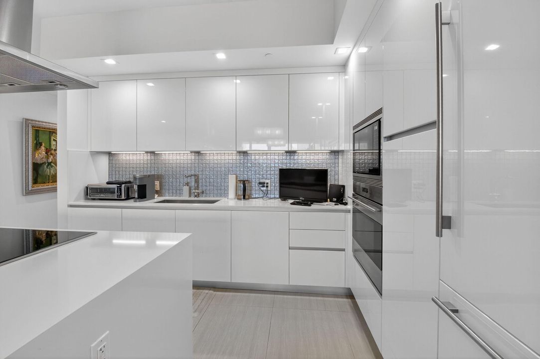 For Sale: $2,795,000 (2 beds, 2 baths, 1995 Square Feet)