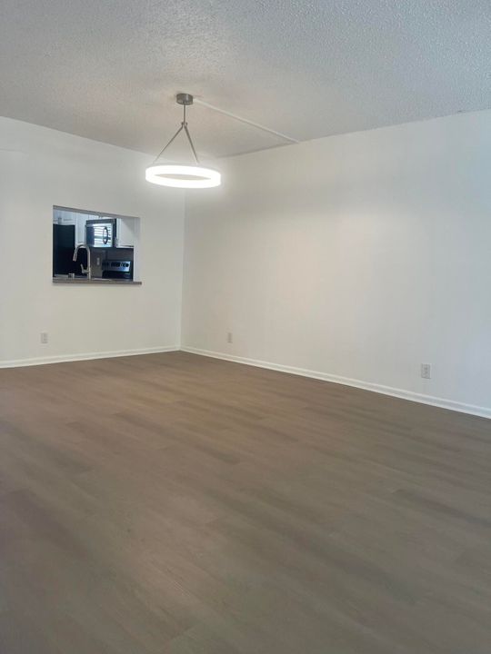 待售: $195,000 (2 贝兹, 2 浴室, 1074 平方英尺)