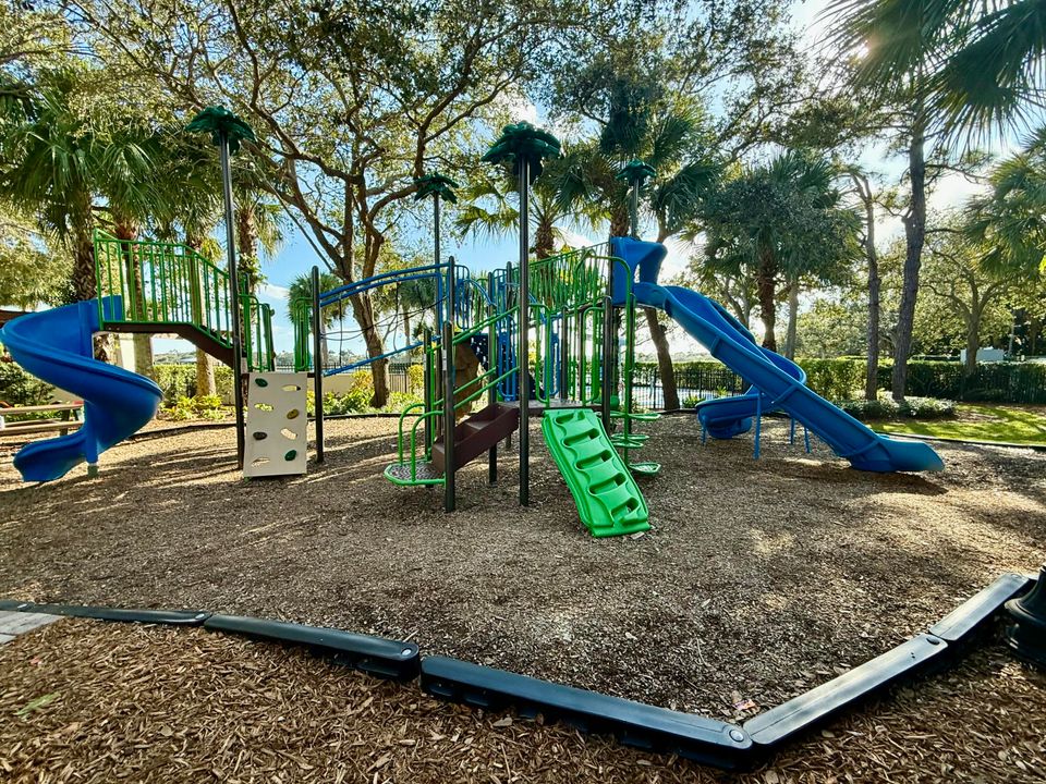 合同活跃: $1,649,500 (5 贝兹, 4 浴室, 2733 平方英尺)