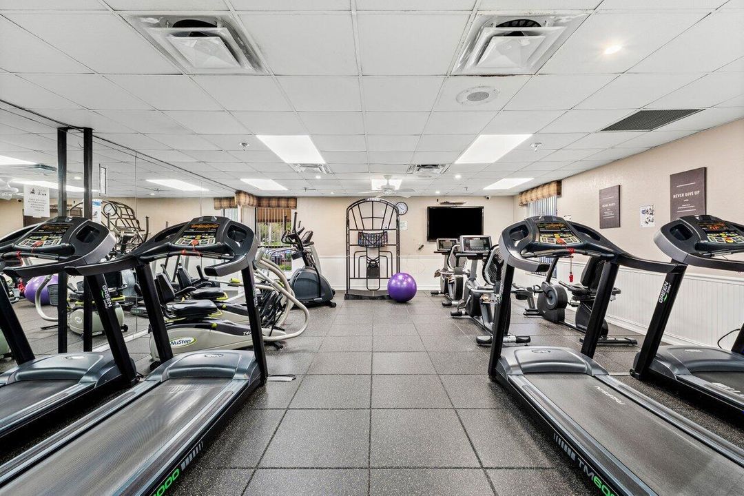 合同活跃: $325,000 (2 贝兹, 2 浴室, 1435 平方英尺)