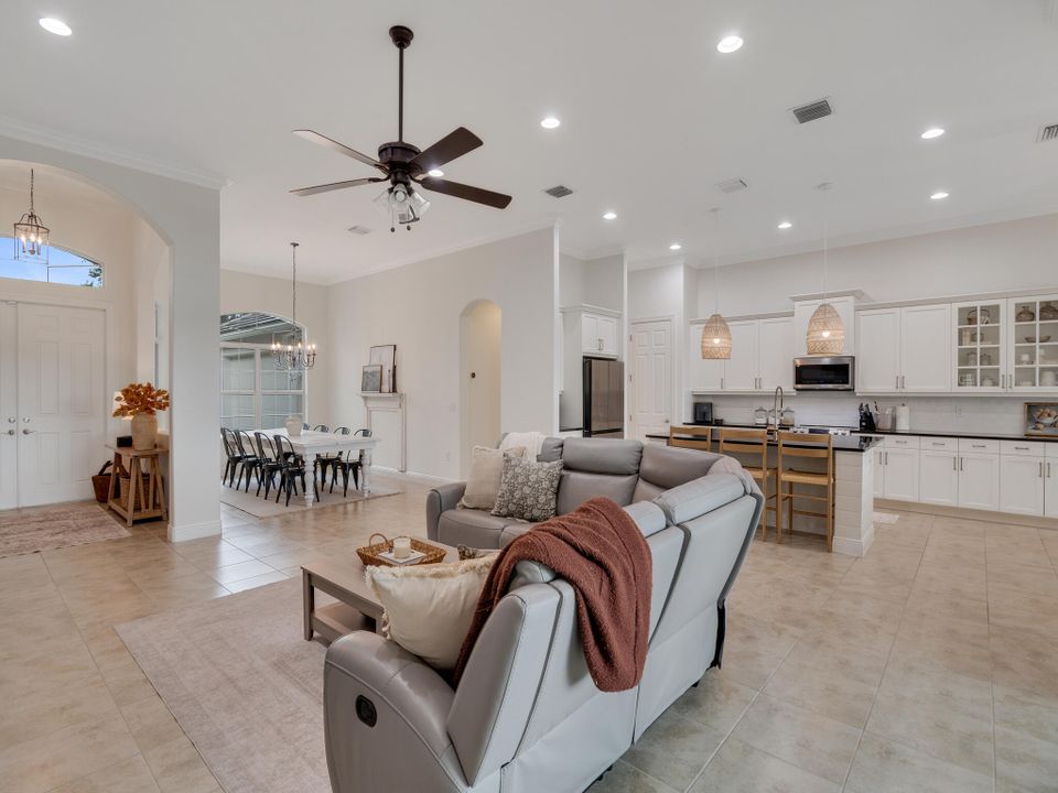 Activo con contrato: $585,000 (4 camas, 3 baños, 2697 Pies cuadrados)