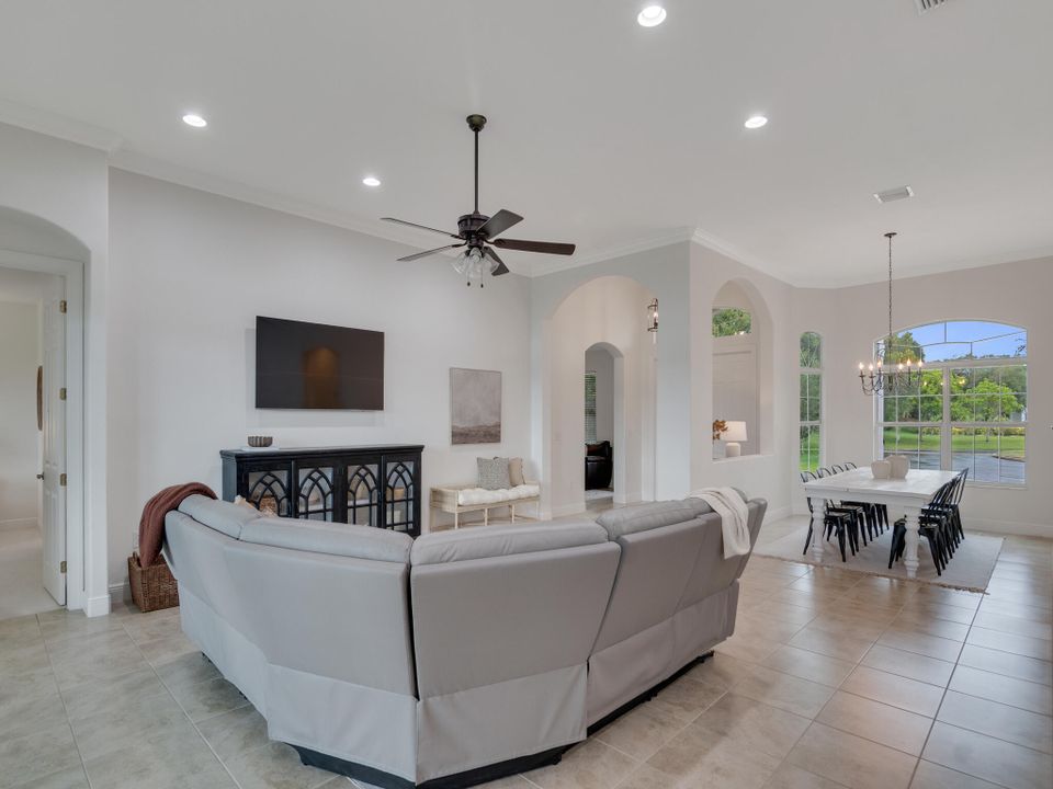 Activo con contrato: $585,000 (4 camas, 3 baños, 2697 Pies cuadrados)