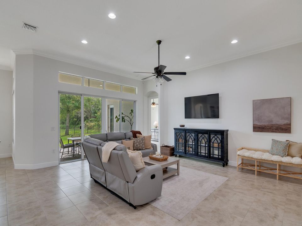 Activo con contrato: $585,000 (4 camas, 3 baños, 2697 Pies cuadrados)