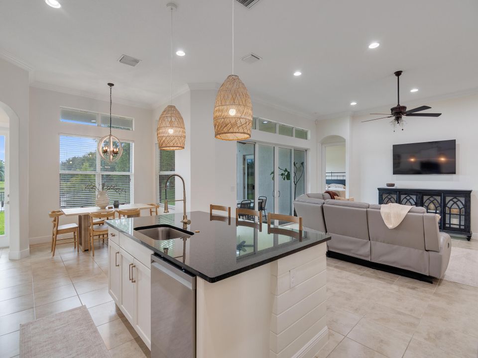 Activo con contrato: $585,000 (4 camas, 3 baños, 2697 Pies cuadrados)