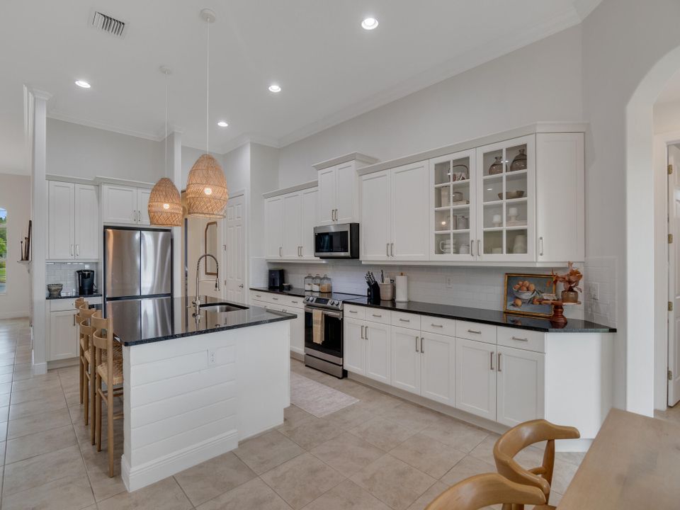 Activo con contrato: $585,000 (4 camas, 3 baños, 2697 Pies cuadrados)