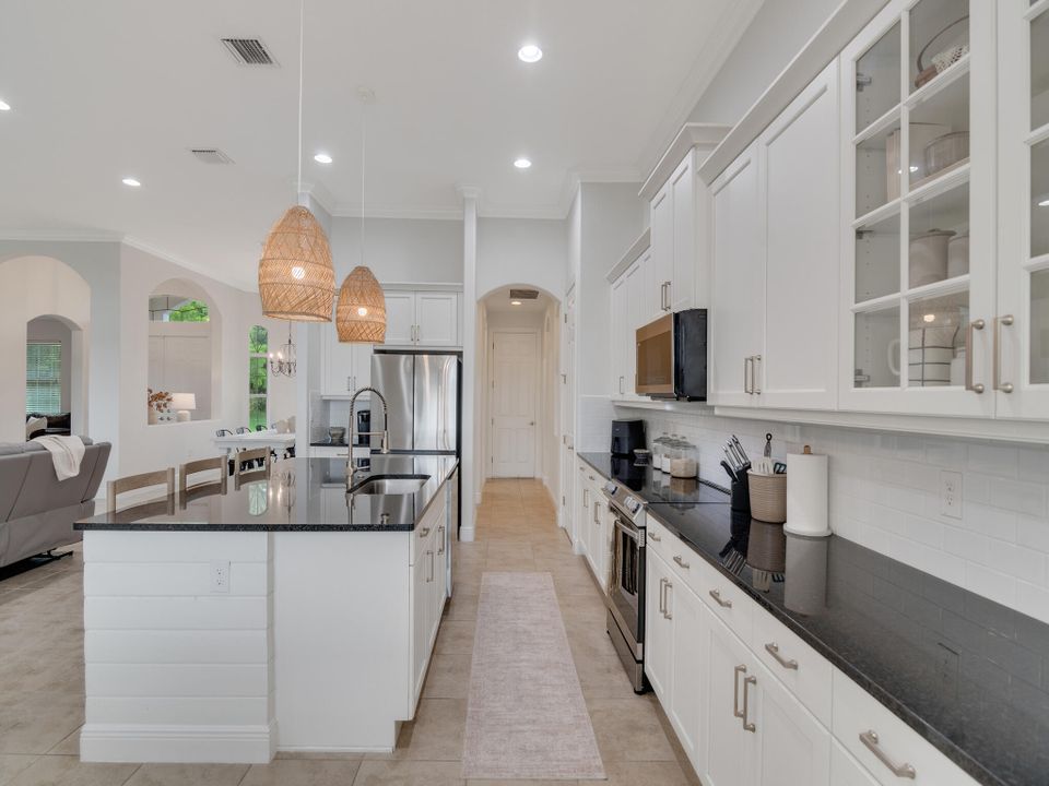 Activo con contrato: $585,000 (4 camas, 3 baños, 2697 Pies cuadrados)