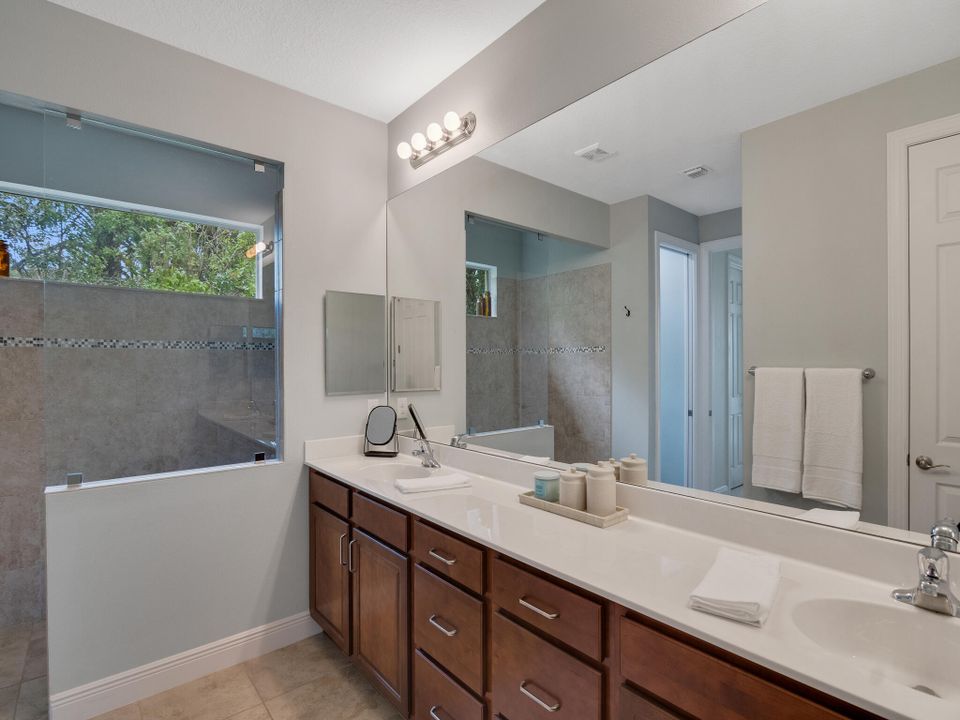 Activo con contrato: $585,000 (4 camas, 3 baños, 2697 Pies cuadrados)