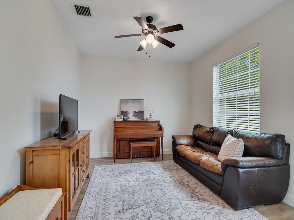 Activo con contrato: $585,000 (4 camas, 3 baños, 2697 Pies cuadrados)