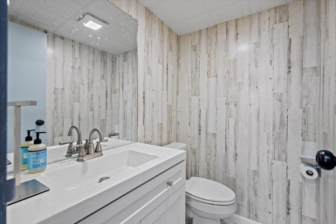 For Rent: $2,200 (2 beds, 1 baths, 806 Square Feet)