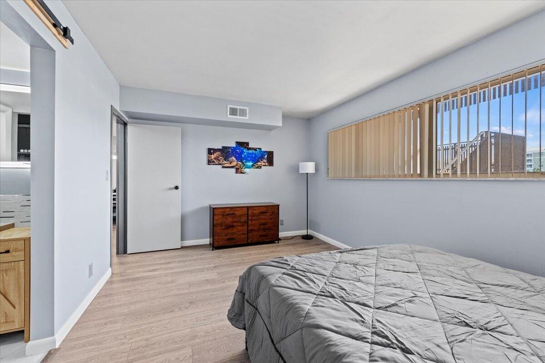 For Rent: $2,200 (2 beds, 1 baths, 806 Square Feet)