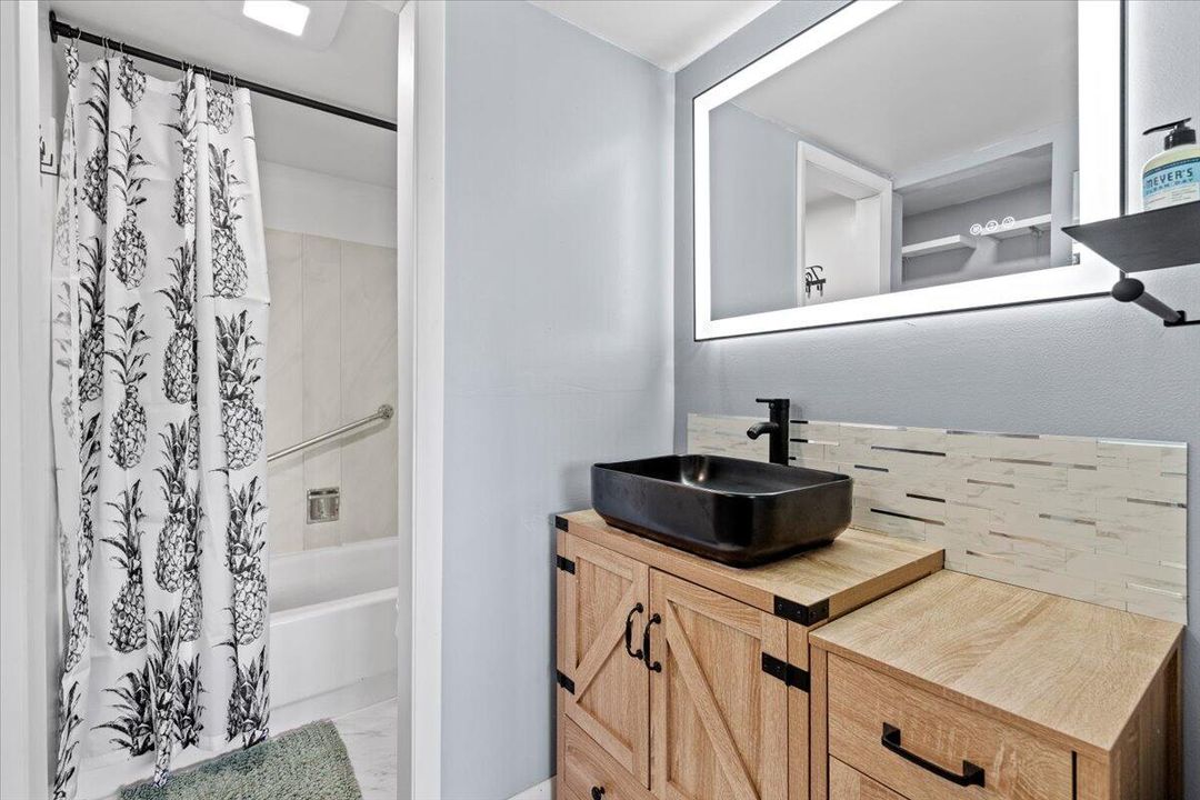 For Rent: $2,200 (2 beds, 1 baths, 806 Square Feet)