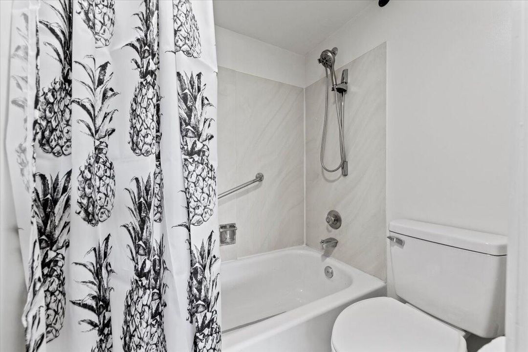 For Rent: $2,200 (2 beds, 1 baths, 806 Square Feet)