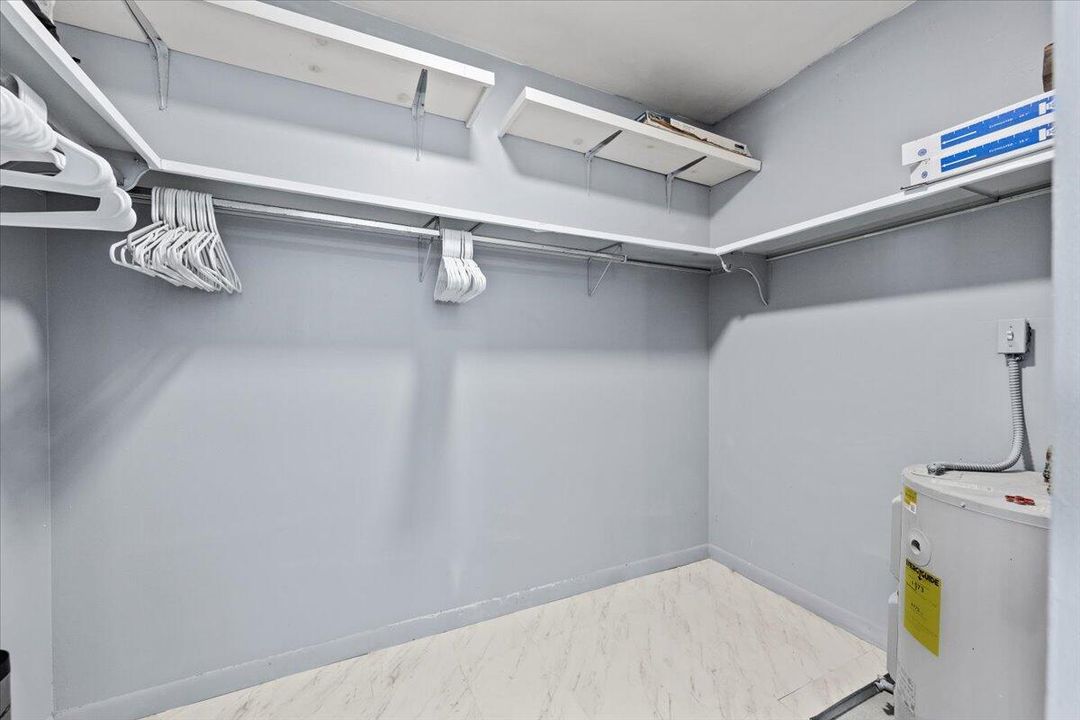 For Rent: $2,200 (2 beds, 1 baths, 806 Square Feet)