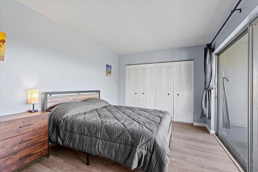 For Rent: $2,200 (2 beds, 1 baths, 806 Square Feet)