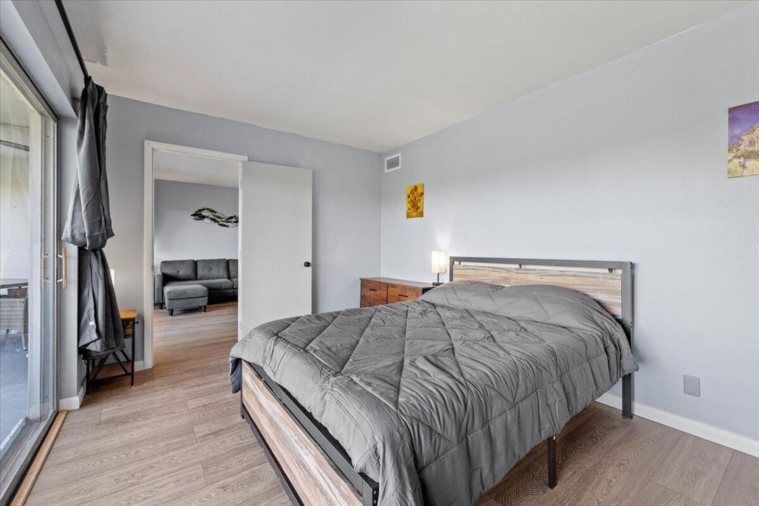 For Rent: $2,200 (2 beds, 1 baths, 806 Square Feet)