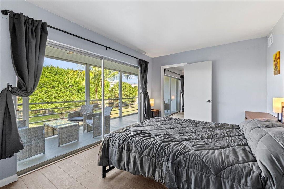 For Rent: $2,200 (2 beds, 1 baths, 806 Square Feet)