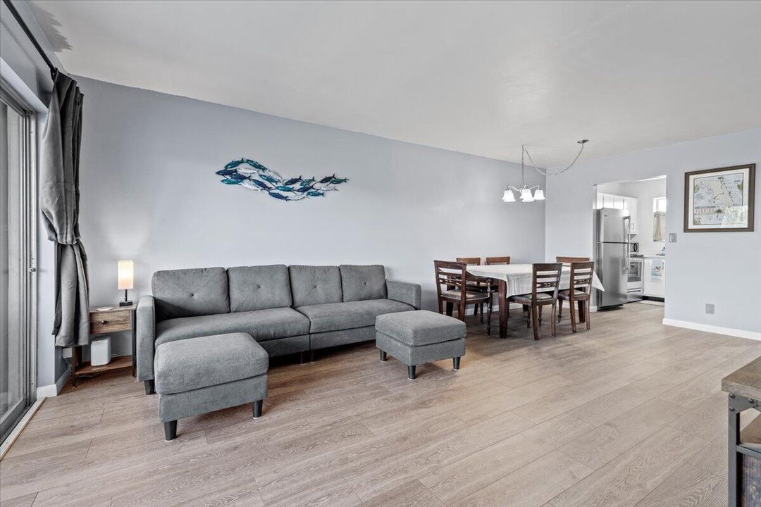 For Rent: $2,200 (2 beds, 1 baths, 806 Square Feet)